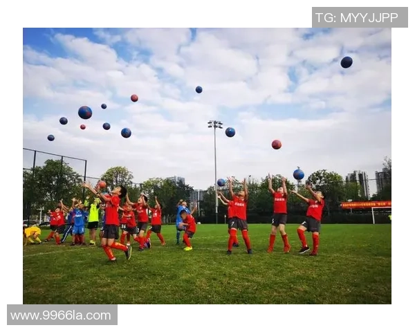 足球场上的爱恋与激情 球星情侣的甜蜜瞬间与精彩故事